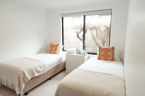 5 bedrooms, iron/ironing board, WiFi, bed sheets - Salhus—Laid-back Family Retreat near Town & Beach (Dunsborough)