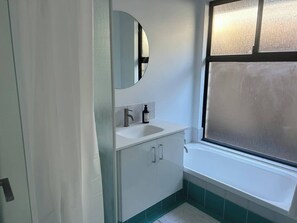 Shower, hair dryer, shampoo - Salhus—Laid-back Family Retreat near Town & Beach (Dunsborough)