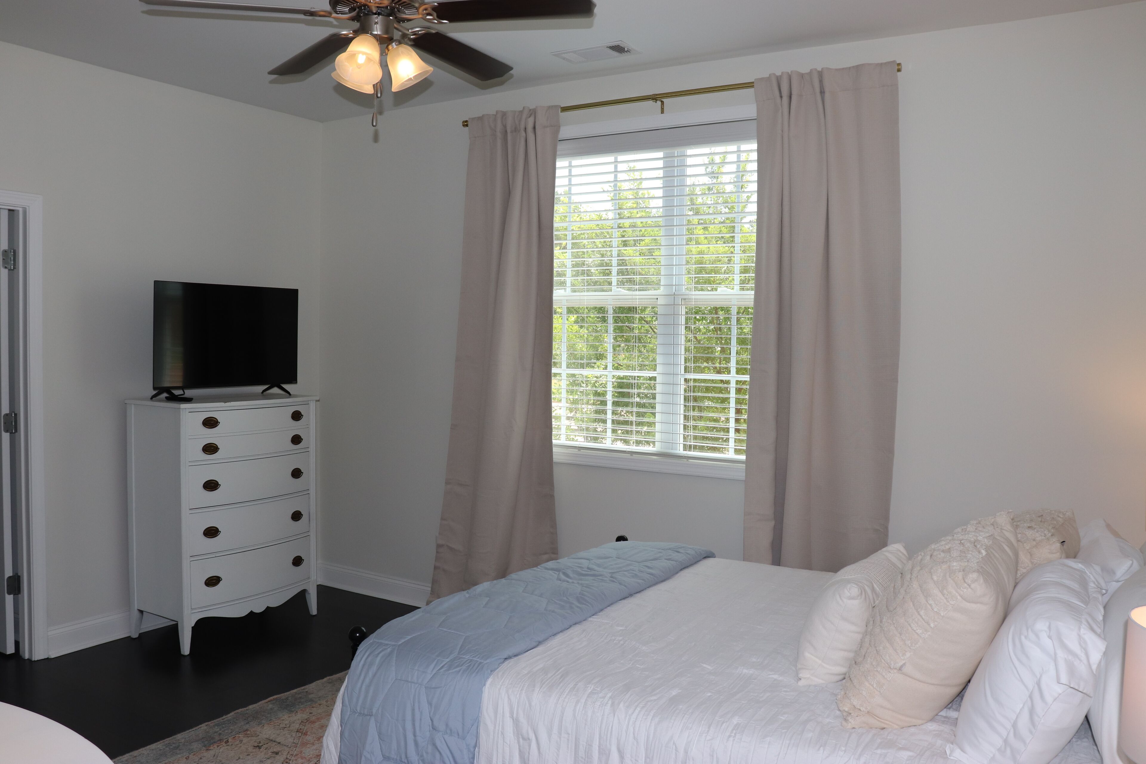 Upstairs guest bedroom with queen bed and en suite bathroom