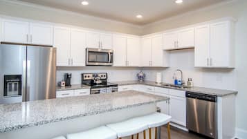 Frigorífic, microones, forn i placa de cuina