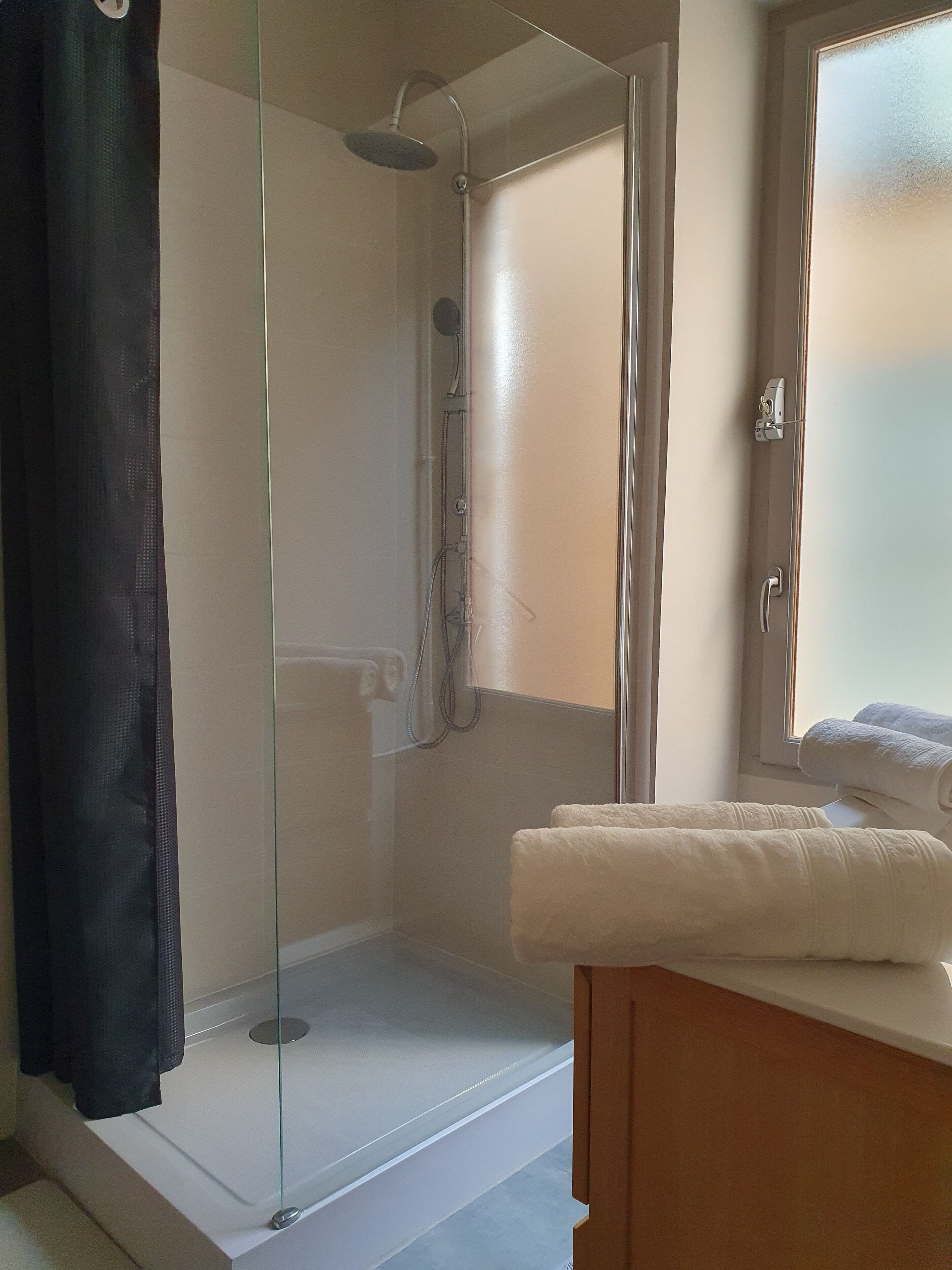 Douche, séchoir à cheveux, serviettes fournies