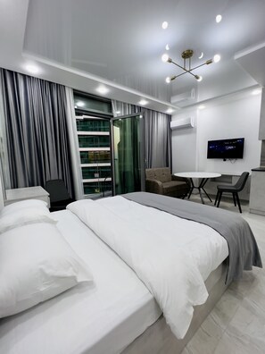 Iron/ironing board, WiFi, bed sheets