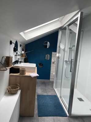 Dusche, Haartrockner, Handtücher, Seife