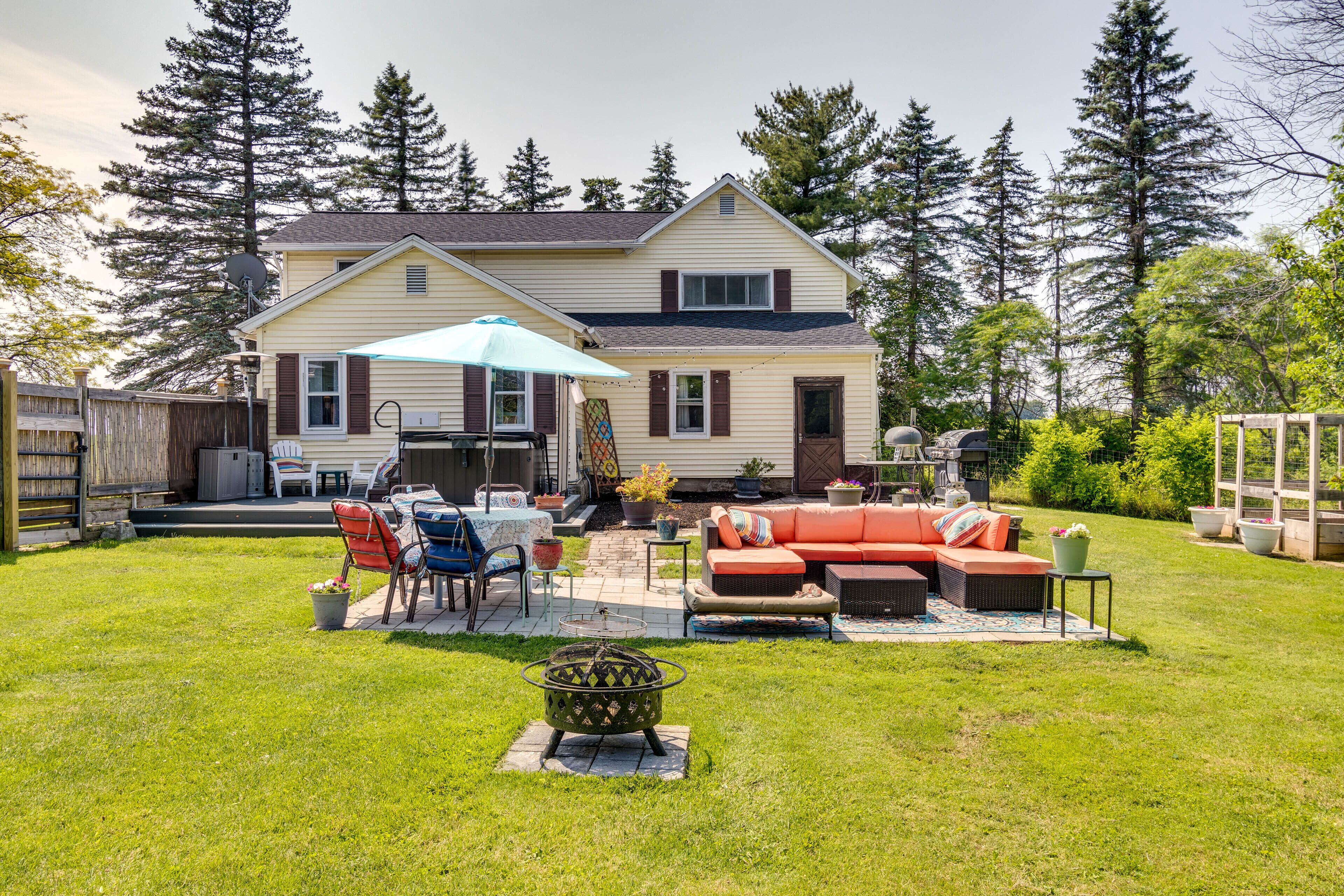 Walworth Home w/ Hot Tub - Near Golf Courses!