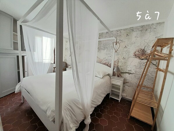 4 Schlafzimmer, Schreibtisch, Bügeleisen/Bügelbrett, Reisekinderbett