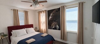 Sunny Riverside Stay • Near Dining • Sleeps 6