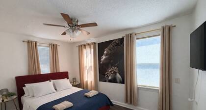 Sunny Riverside Stay • Near Dining • Sleeps 6