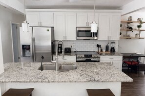 Fridge, microwave, oven, stovetop - Sunny Riverside Stay • Near Dining • Sleeps 6 (Jacksonville)