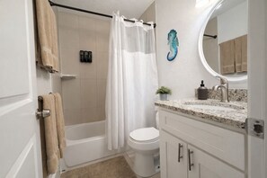 Hair dryer, towels, soap, shampoo - Sunny Riverside Stay • Near Dining • Sleeps 6 (Jacksonville)