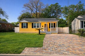 Exterior - Sunny Riverside Stay • Near Dining • Sleeps 6 (Jacksonville)