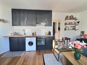 Fridge, oven, dishwasher, coffee/tea maker