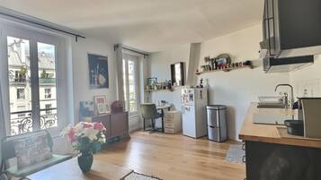 Coffee/tea maker, fridge, oven, dishwasher