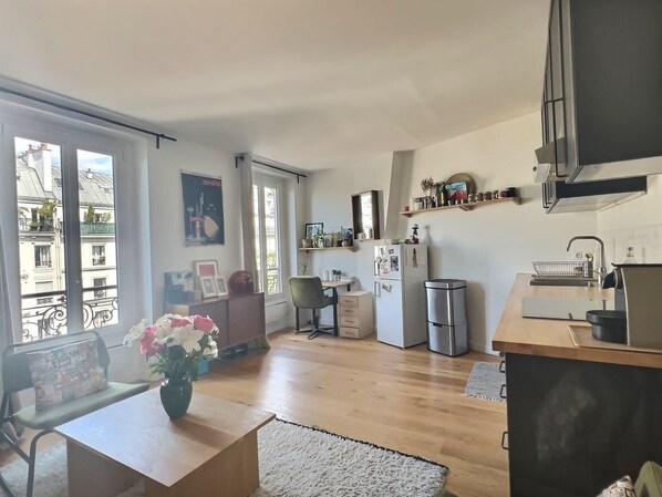 Een koelkast, een oven, een vaatwasser, een koffiezetapparaat/waterkoker