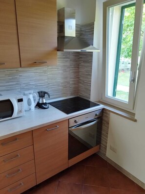 Mikrowelle, Ofen, Herdplatte, Geschirrspüler