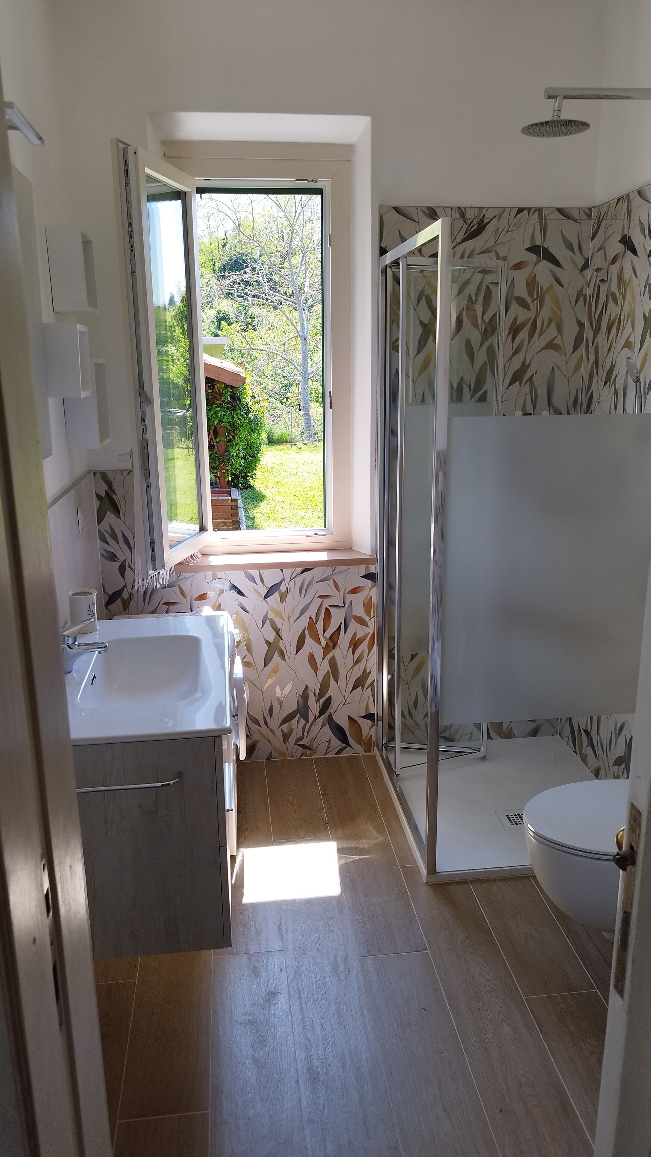 Haartrockner, Handtücher, Seife, Toilettenpapier