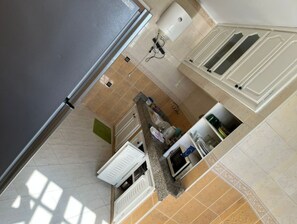 Kühlschrank, Mikrowelle, Ofen, Wasserkocher mit Kaffee-/Teezubehör