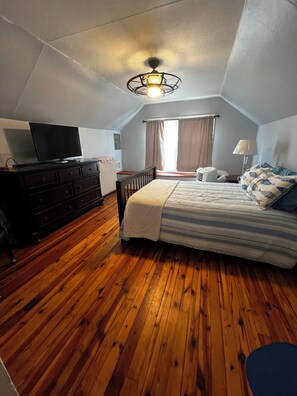 3 bedrooms, WiFi - Newly Renovated Beach Bungalow in Wildwood- 5 minutes to Shore and Morey's Piers (Wildwood)