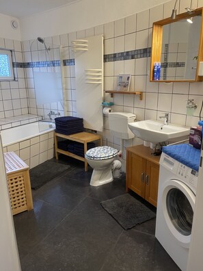 Dusche, umweltfreundliche Kosmetikartikel, Haartrockner, Handtücher