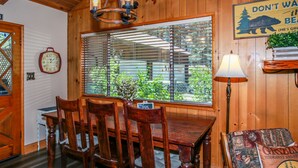 基本小屋 | 房內用餐區