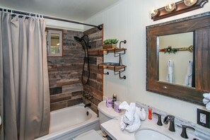 Basic Cabin | Bathroom - Little Big Pine (Big Bear Lake)