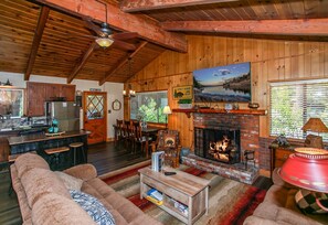 Basic Cabin | Living area - Little Big Pine (Big Bear Lake)