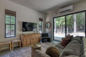 TV, fireplace - NEW Secluded Bungalow at Haskill Basin (Whitefish)