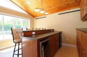 Four à micro-ondes, un four, lave-vaisselle, bouilloire électrique