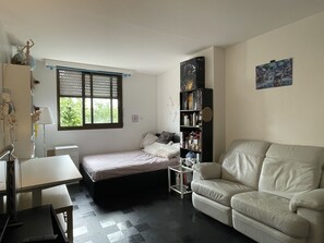 6 bedrooms, iron/ironing board, WiFi, bed sheets