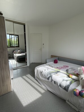 6 bedrooms, iron/ironing board, WiFi, bed sheets