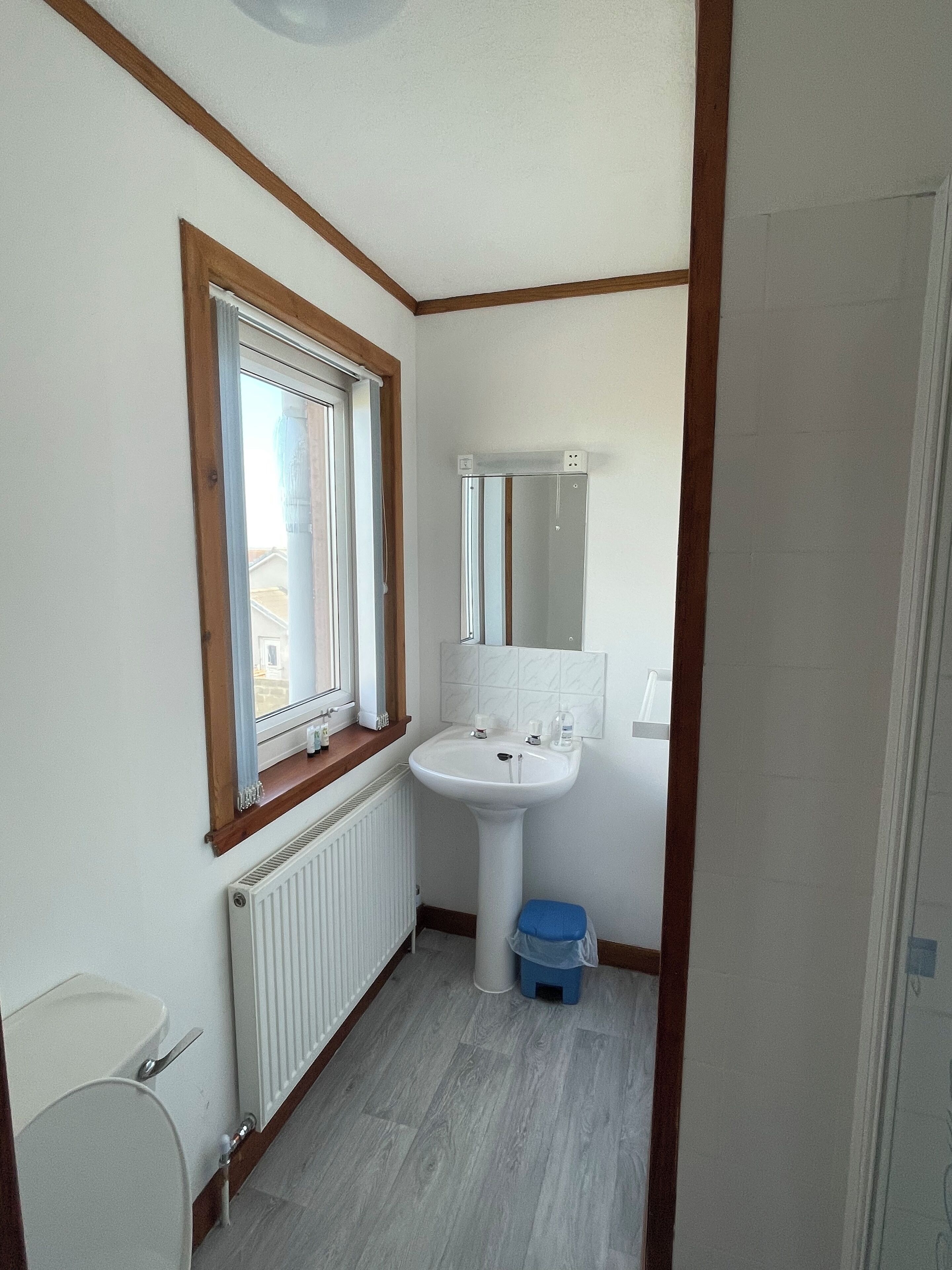 Habitación individual estándar | Baño | Regadera, amenidades de baño gratuitas, secadora de cabello, toallas 