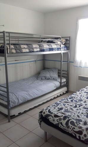 3 chambres, fer et planche à repasser