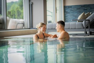 Una piscina techada, una piscina al aire libre