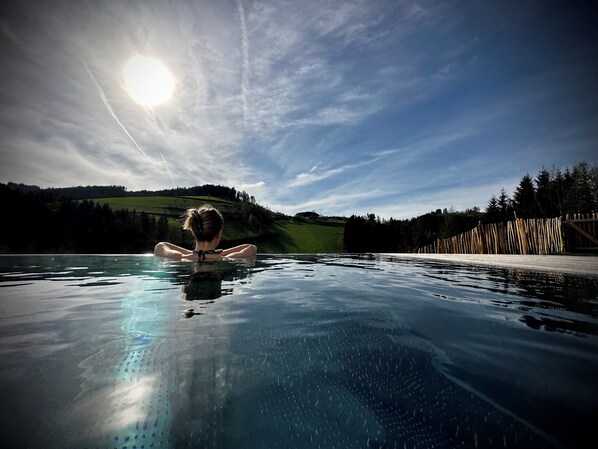 Una piscina cubierta, una piscina al aire libre