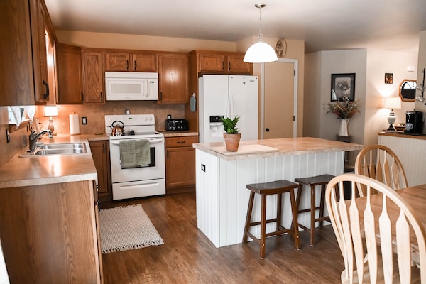 Geladeira, micro-ondas, fogão, cooktop