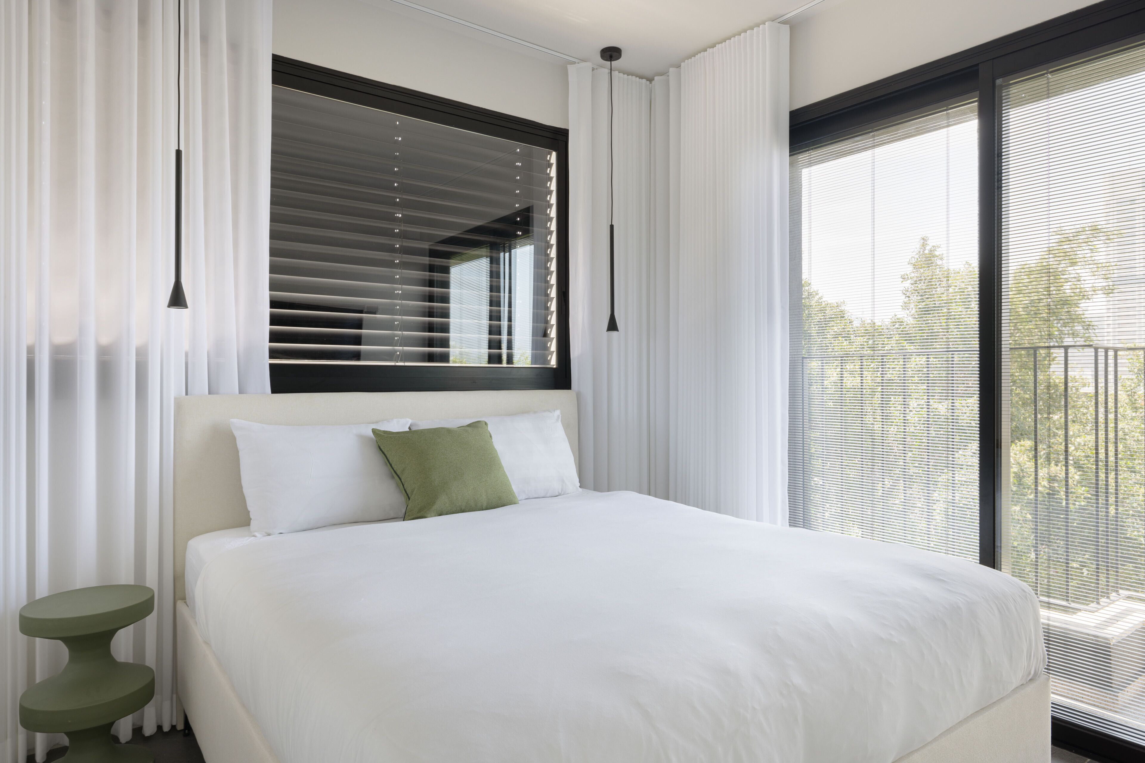 4 soverom, individuelt innredet, blendingsgardiner og strykejern/-brett