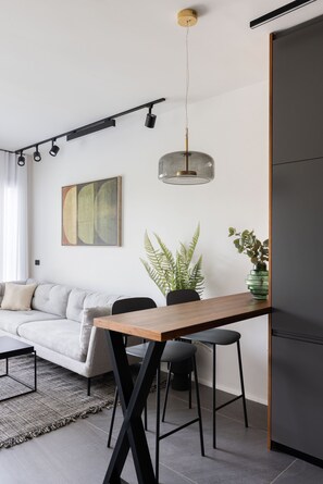 Refrigerador con congelador, microondas, horno y parrilla de estufa 