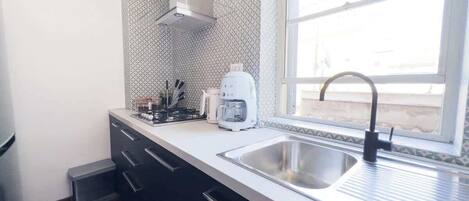 Een koelkast, een oven, een kookplaat, een vaatwasser