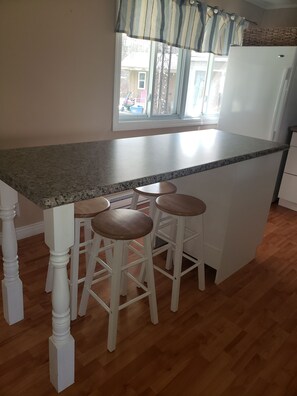 Dining - "Chalet Bleuet" -- Enjoy this cozy, 4 season cottage near Port Franks beach! (Port Franks)