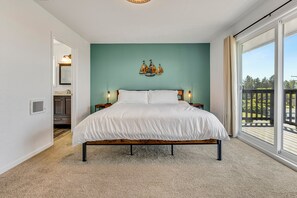 5 bedrooms, desk, iron/ironing board, travel crib