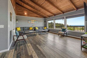 Smart-TV, Kamin, Tischfußball, Bücher