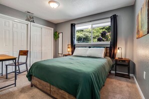 5 Schlafzimmer, Schreibtisch, Bügeleisen/Bügelbrett, Reisekinderbett