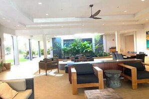Lobby - NEW Ocean Front Condo w Amazing Views (Lahaina)