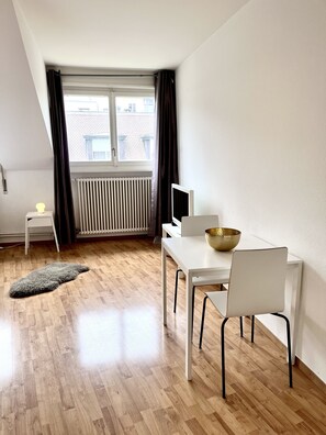 In-room dining - Yooneet Boutique Studio 2' Train Station (Geneva)