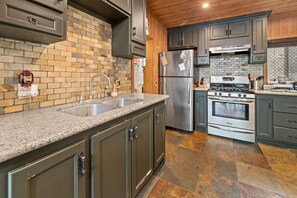 Basic Cabin | Private kitchen | Electric kettle, toaster - Louie Bear (Big Bear Lake)