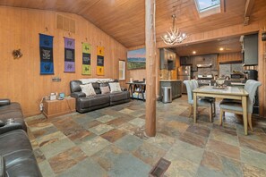 Basic Cabin | Living area - Louie Bear (Big Bear Lake)