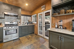 Basic Cabin | Private kitchen | Electric kettle, toaster - Louie Bear (Big Bear Lake)