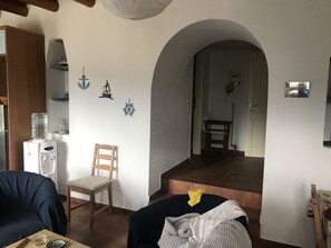 Televisio, takka, kirjoja