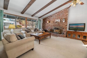 Basic Cabin | Living area