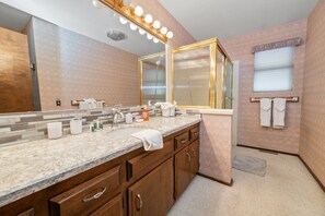 Basic Cabin | Bathroom