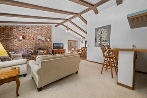 Basic Cabin | Living area - Avalon Retreat (Sugarloaf)